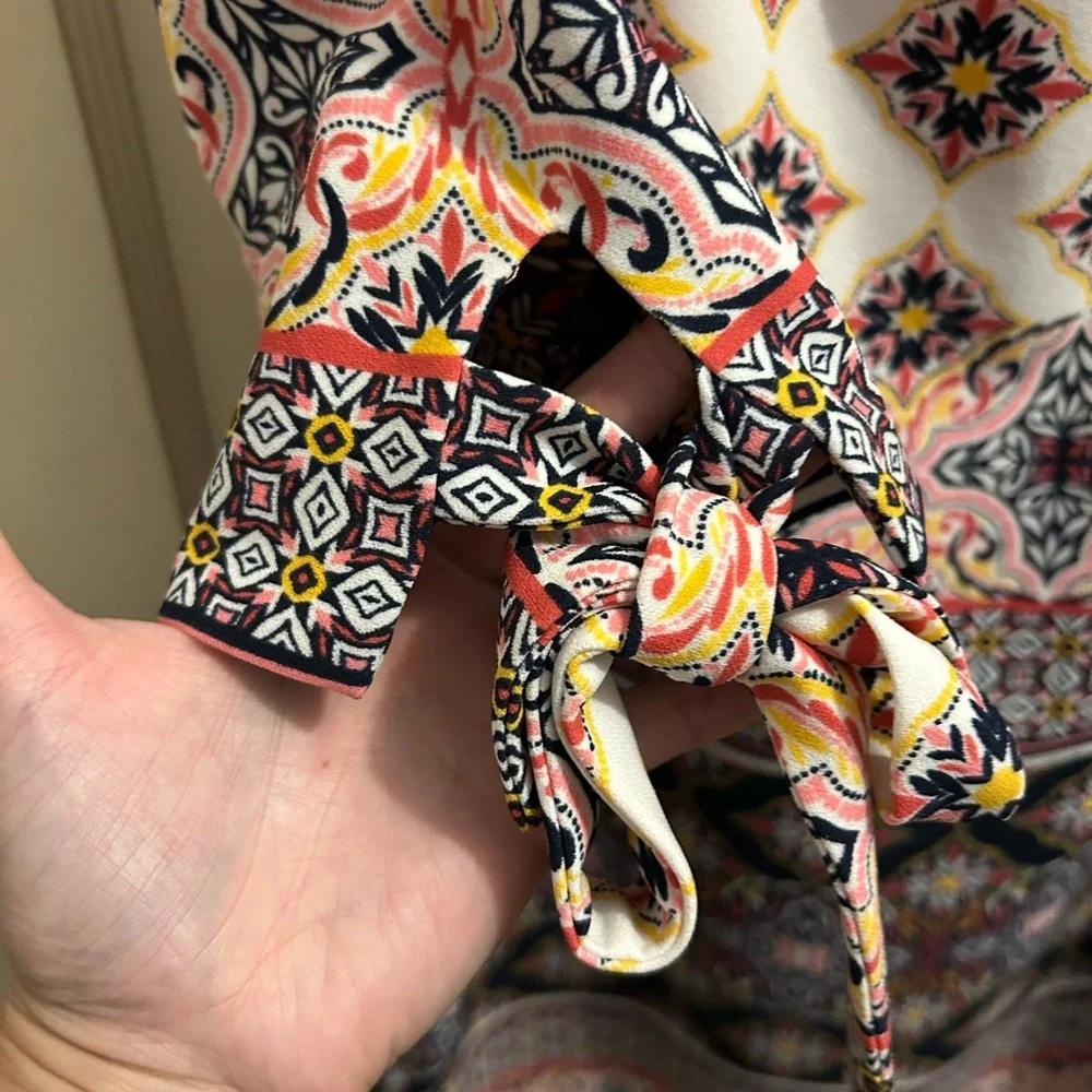 Vince Camuto tie sleeves